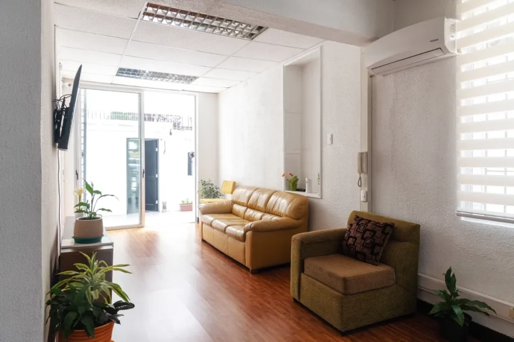 D_NQ_NP_2X_652327-MLC89876982787_082025-F-clasica-casa-oficina-en-venta-valenzuela-castillo