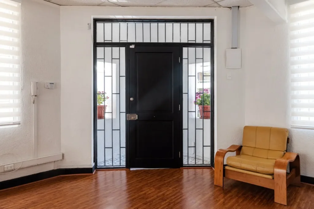 D_NQ_NP_2X_665308-MLC89877427435_082025-F-clasica-casa-oficina-en-venta-valenzuela-castillo