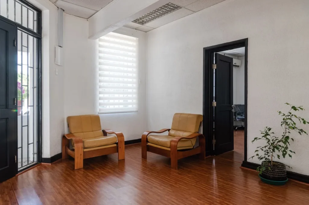 D_NQ_NP_2X_778432-MLC89877052025_082025-F-clasica-casa-oficina-en-venta-valenzuela-castillo